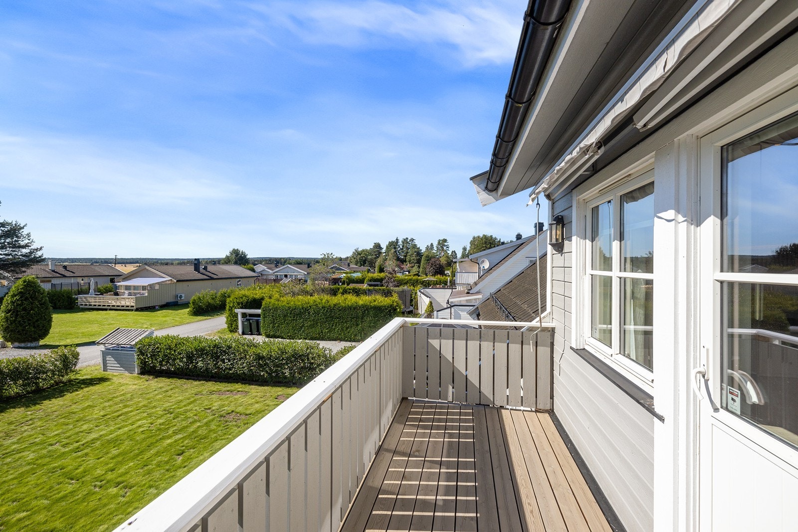 Balkong med god utsikt, på ca. 6 kvm utenfor ett soverom. Galleribilde