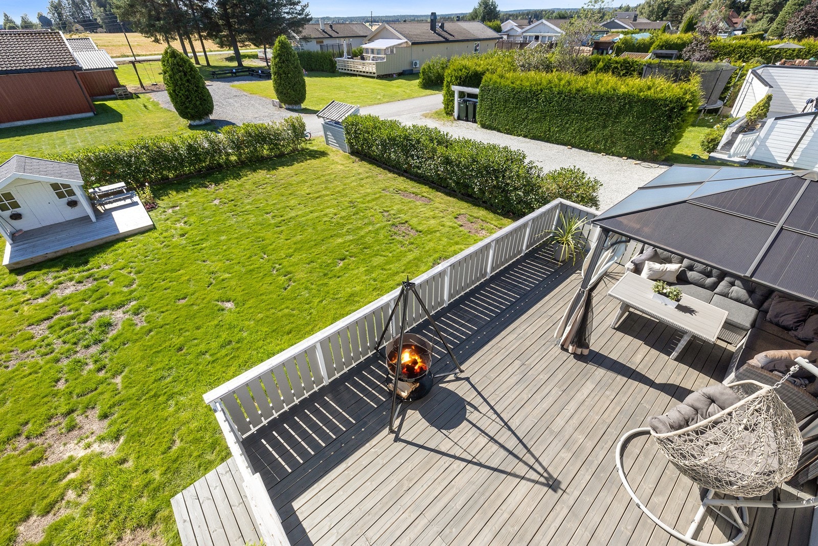Utsikt ned på terrasse fra balkong. Galleribilde