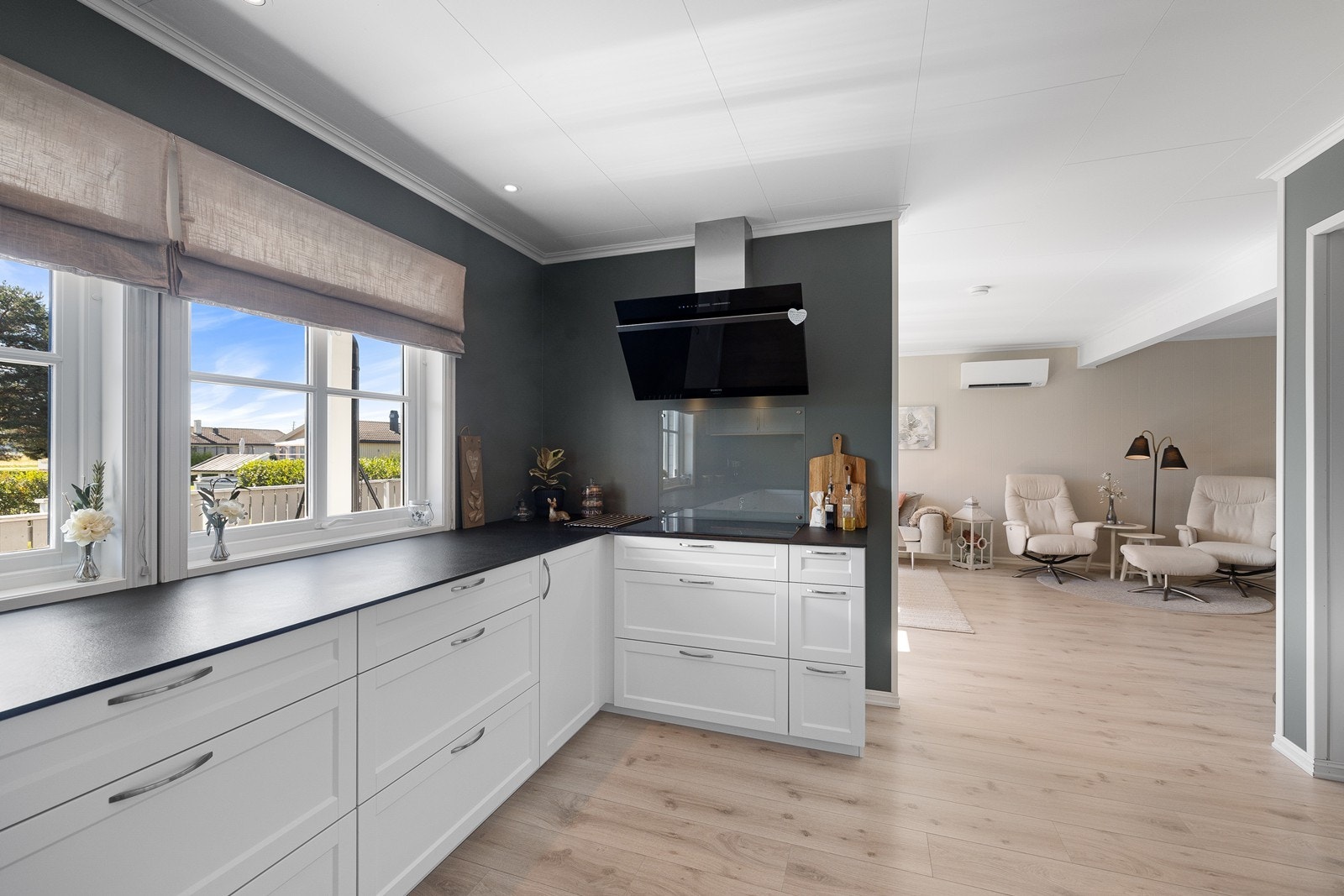 Flott kjøkken med mye skap- og benkeplass, i delvis åpen løsning mot stuen. Galleribilde