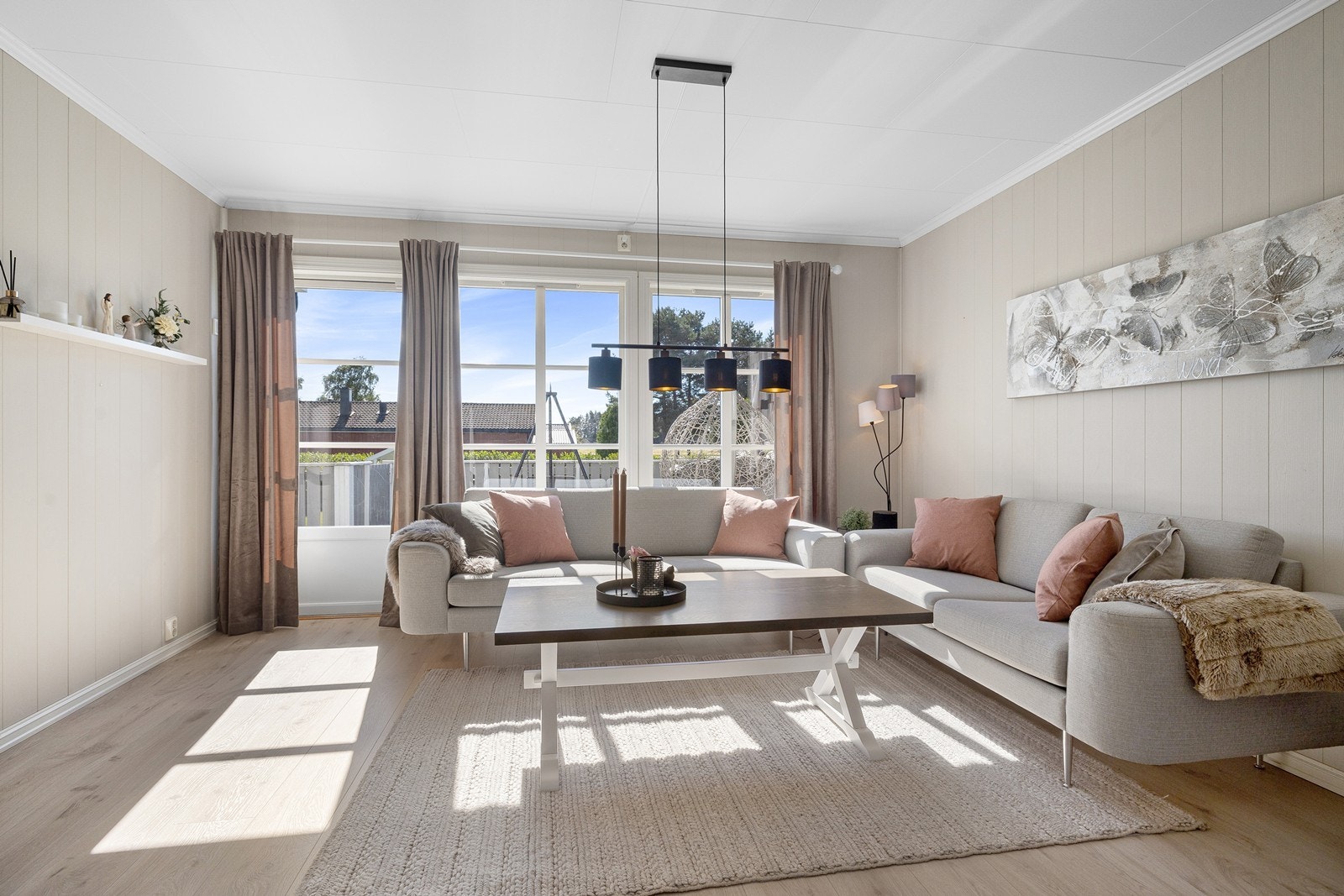 I stuen er det utgang til en stor terrasse. Galleribilde