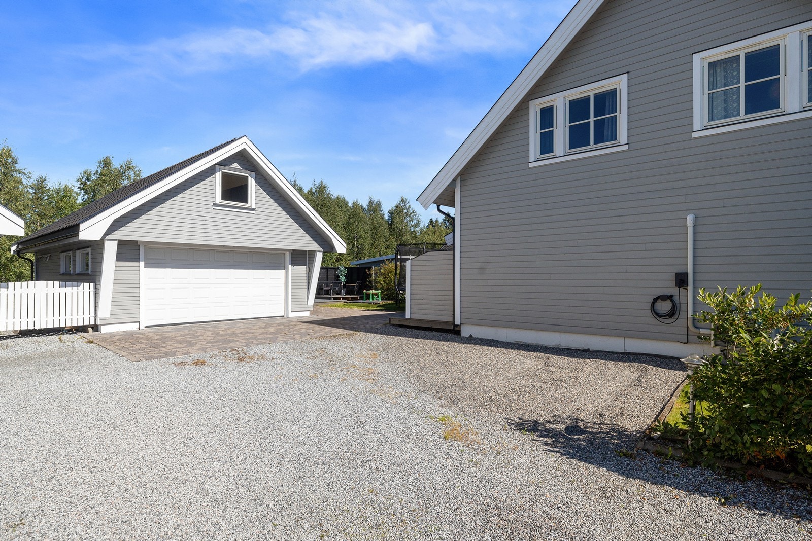 Parkering i dobbel garasje og oppstillingsplass på gårdsplass. Zaptec GO lader montert på husvegg. Galleribilde