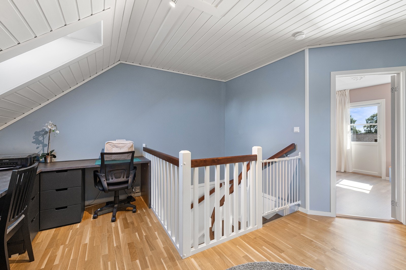 Gang med god plass for skrivebord og tilhørende stol. Galleribilde