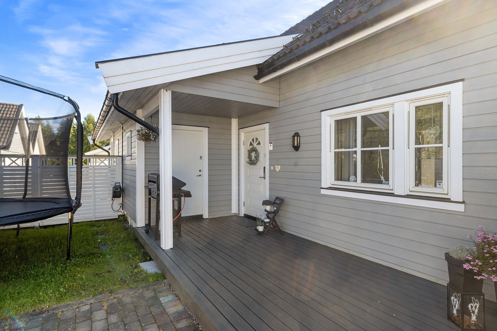 Terrasseplatting ved inngangspartiet, hvor det også er utvendig adkomst til vaskerommet (tidligere bod). Galleribilde