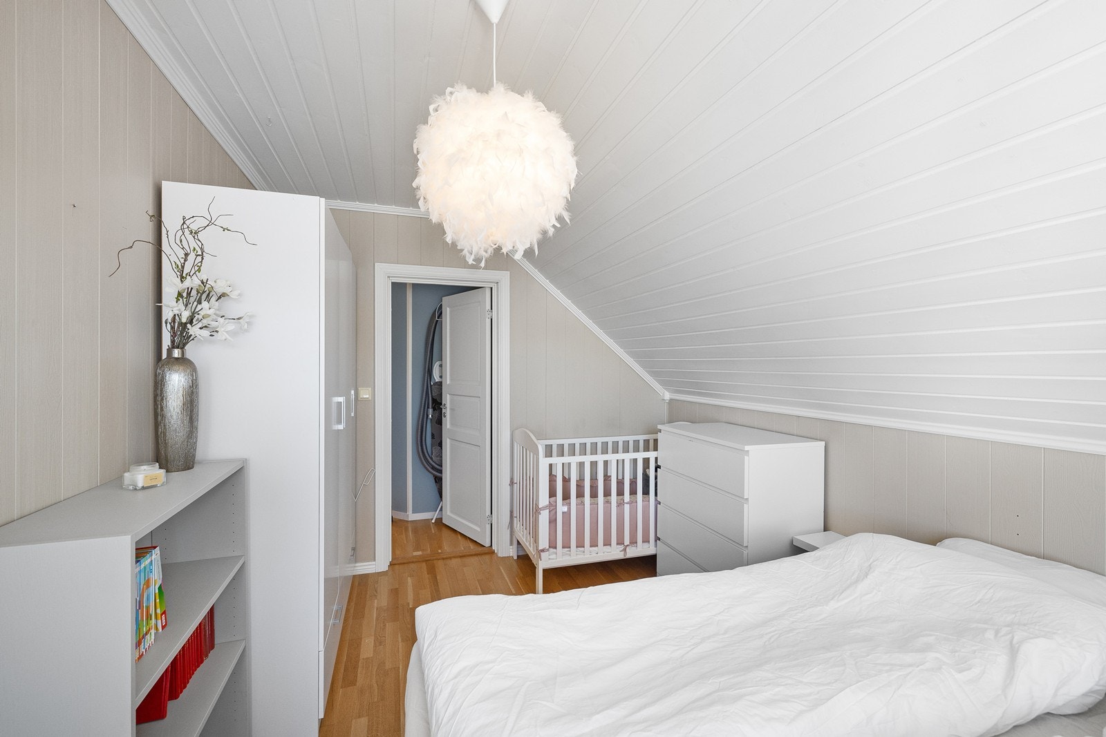 Soverom med garderobeskap. Galleribilde