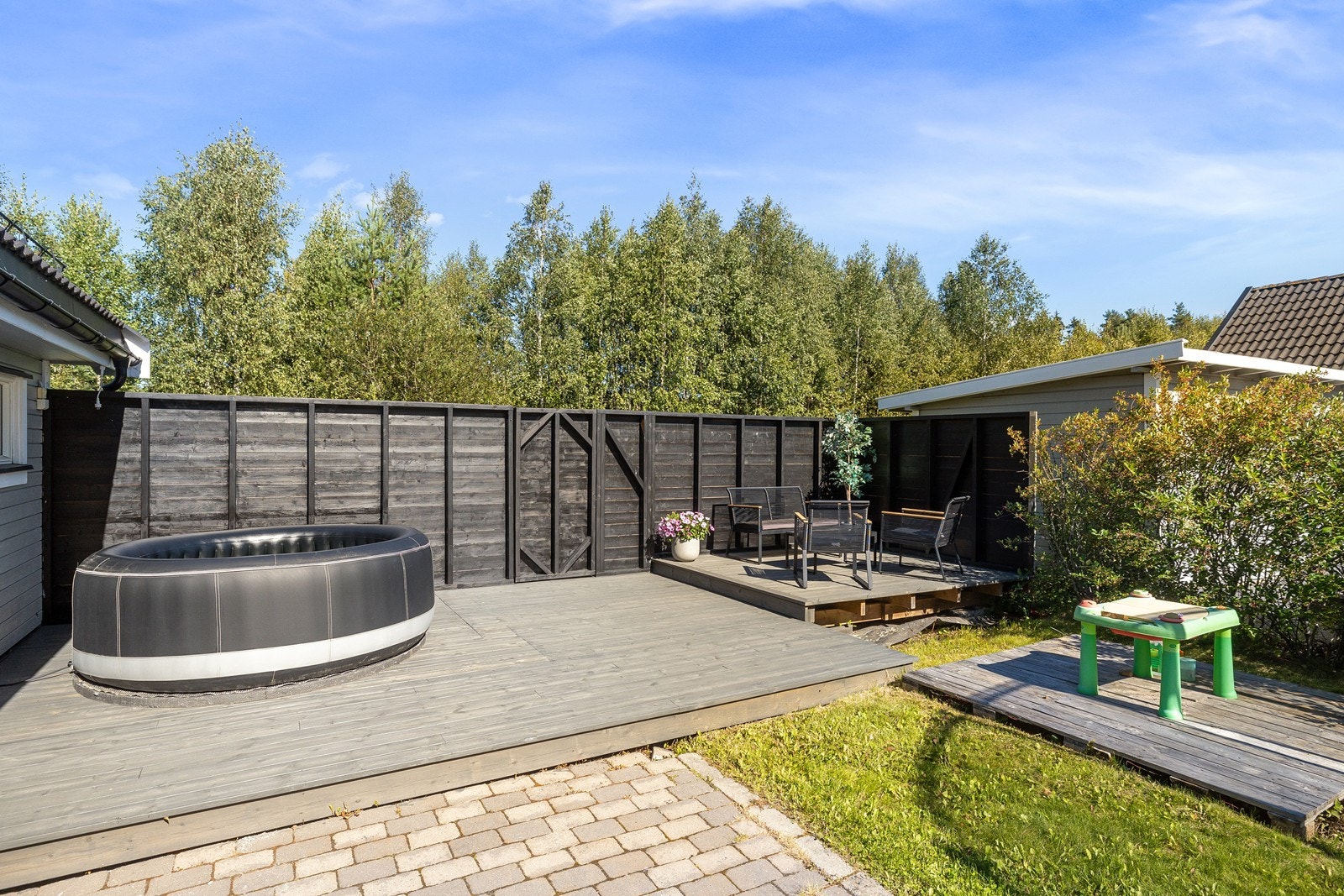 Terrassen er på hele 27 kvm og har to nivåer. Her er det god plass til ulike hagemøblement. Galleribilde