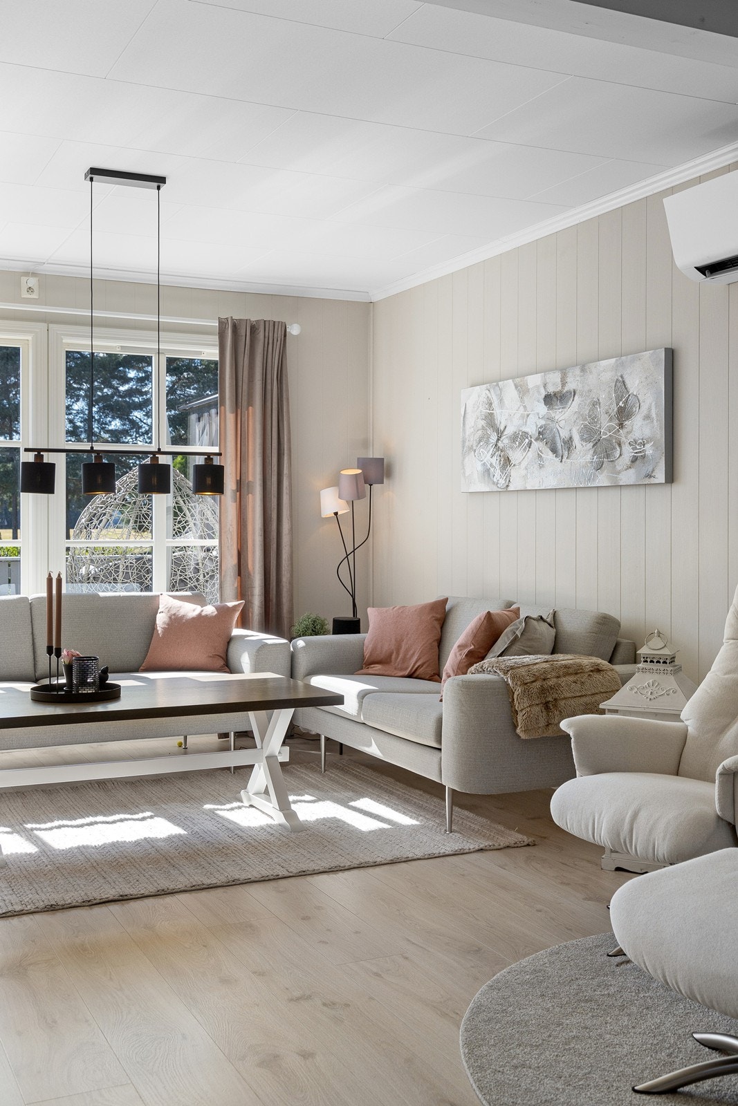 Det er solskjerming på stuevinduer. Galleribilde