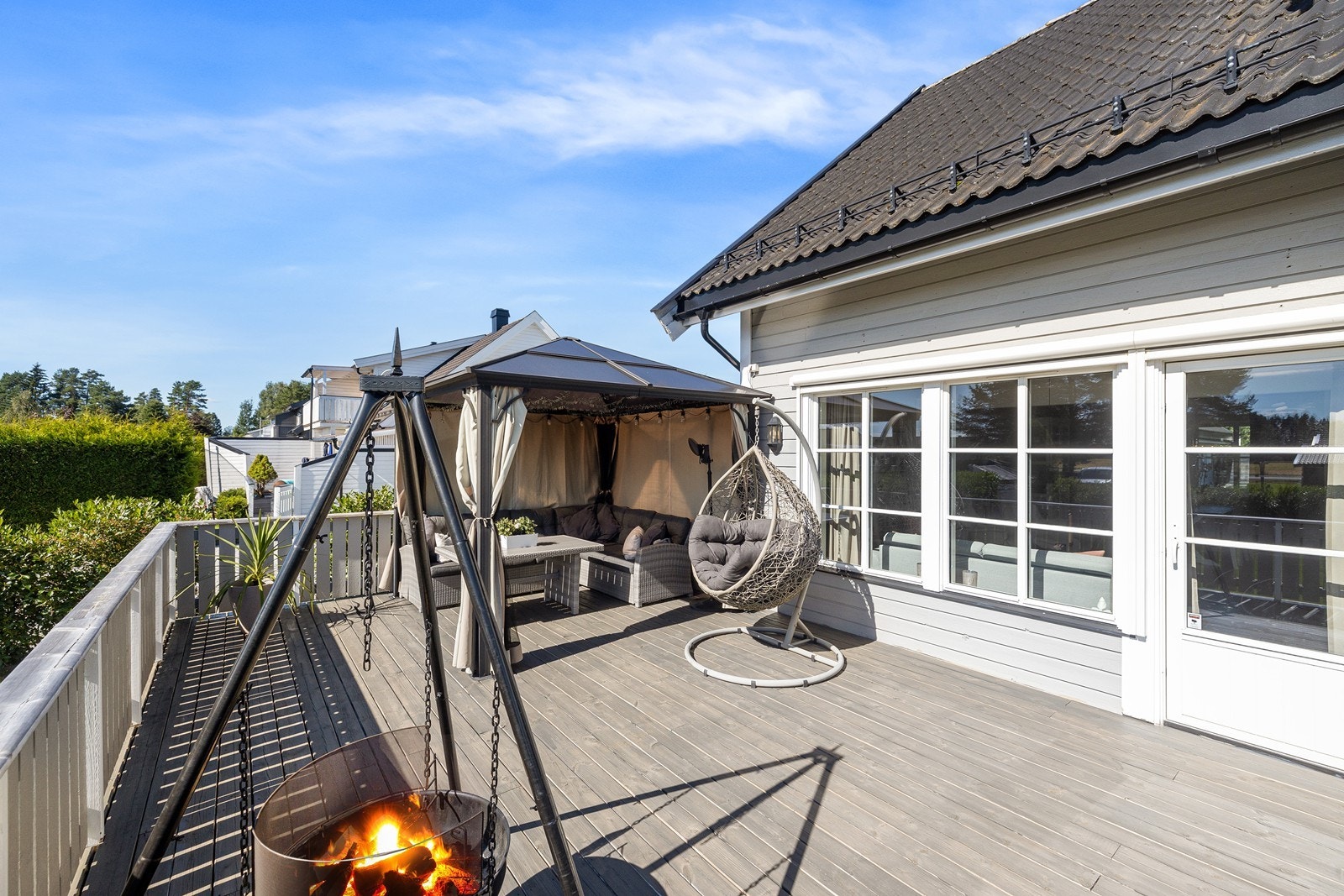 Terrassen utenfor stuen er på ca. 45 kvm, og har god plass til utemøblement. Galleribilde