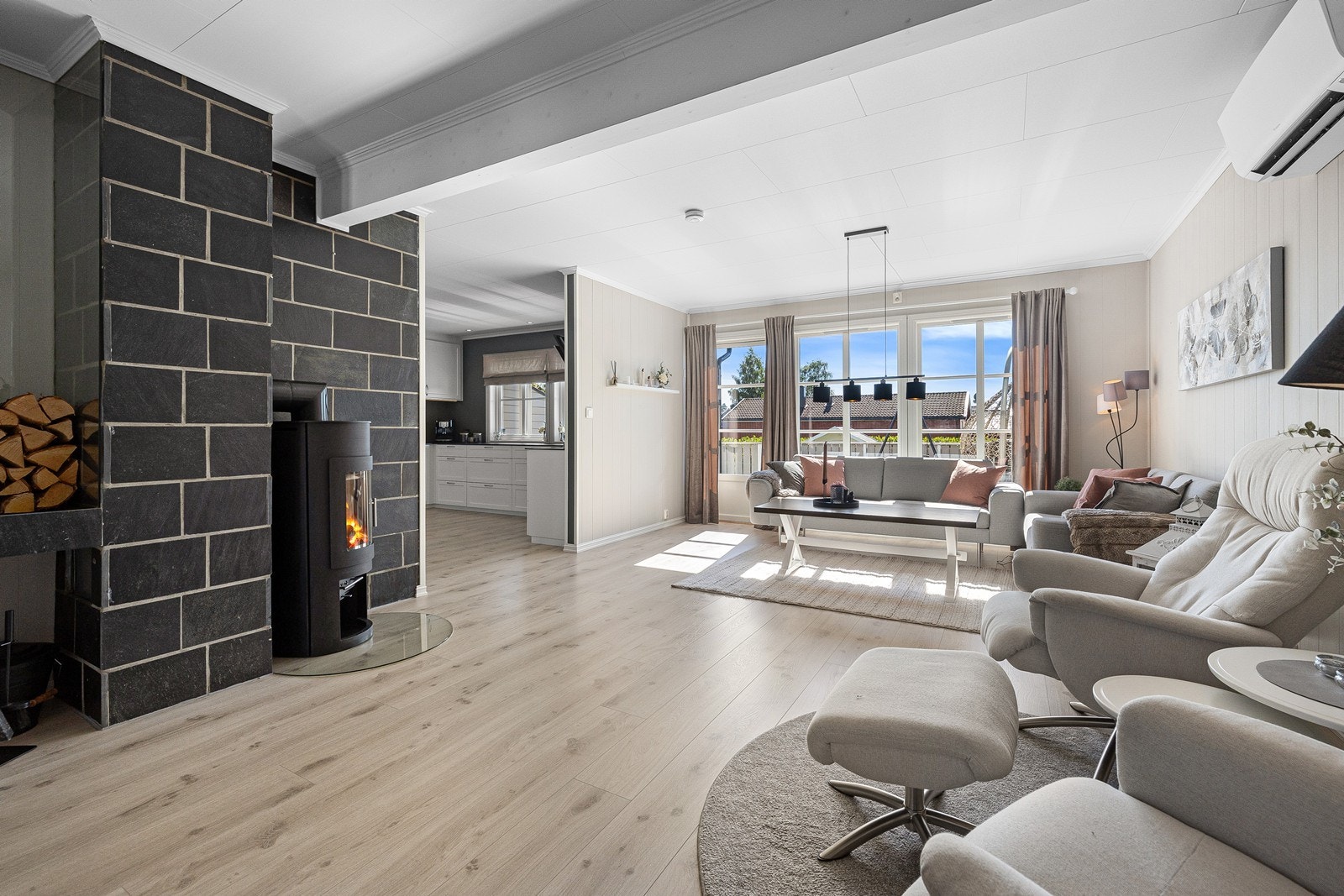 Boligen har en lys og romslig stue med store vindusflater som slipper inn godt med naturlig lys. Galleribilde