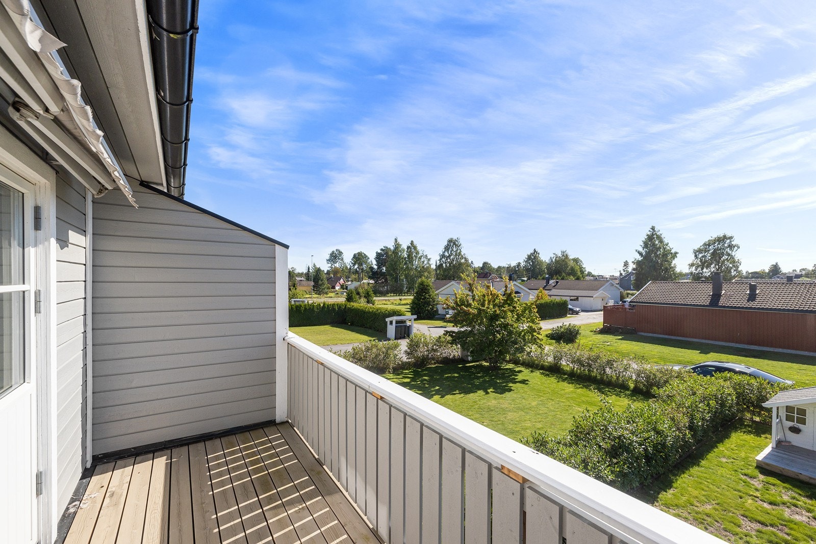 Balkongen har levegg mot nabo, og terrassemarkise. Galleribilde