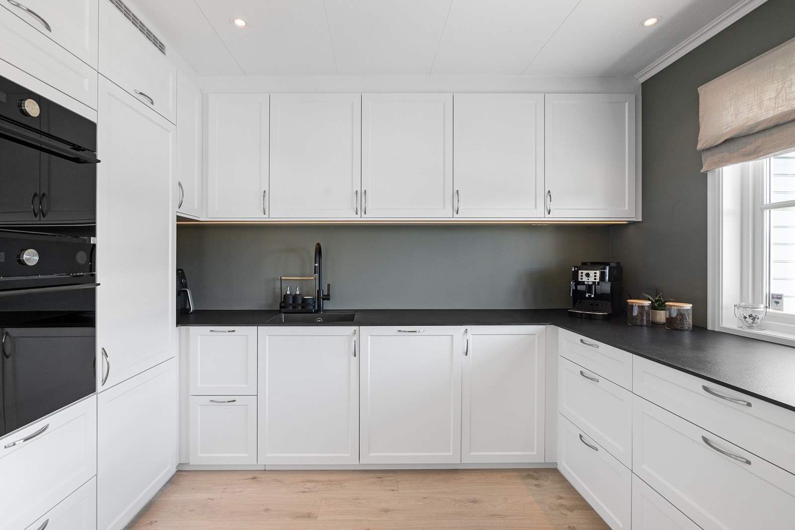 Det er belysning under overskap, og for øvrig utstrakt bruk av downlights i hele boligen. Galleribilde