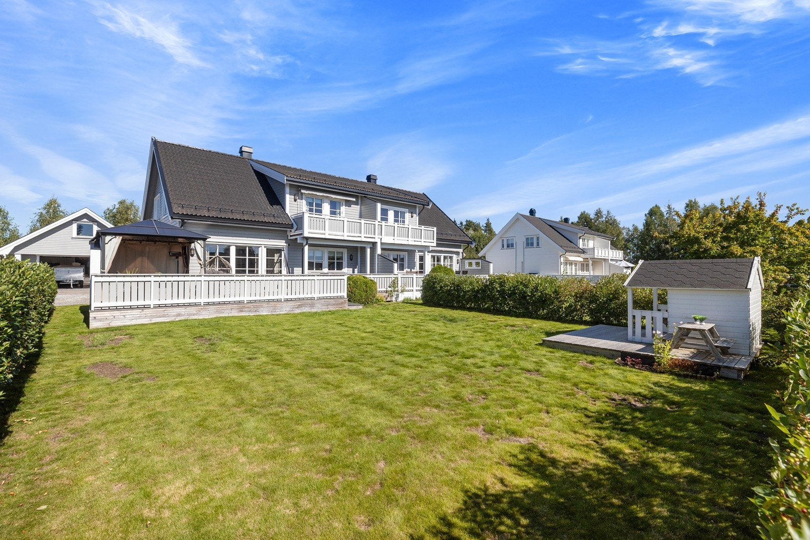 Boligen ligger i et meget barnevennlig boligfelt, og eiendommen er på ca. 618 kvm. Galleribilde