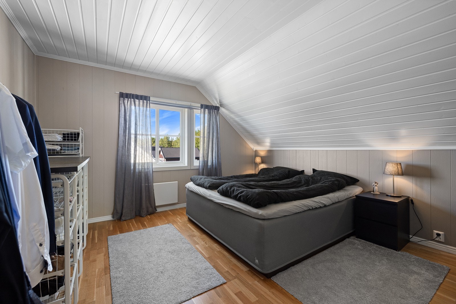 Boligen har tre gode soverom, alle med garderobeskap. Galleribilde