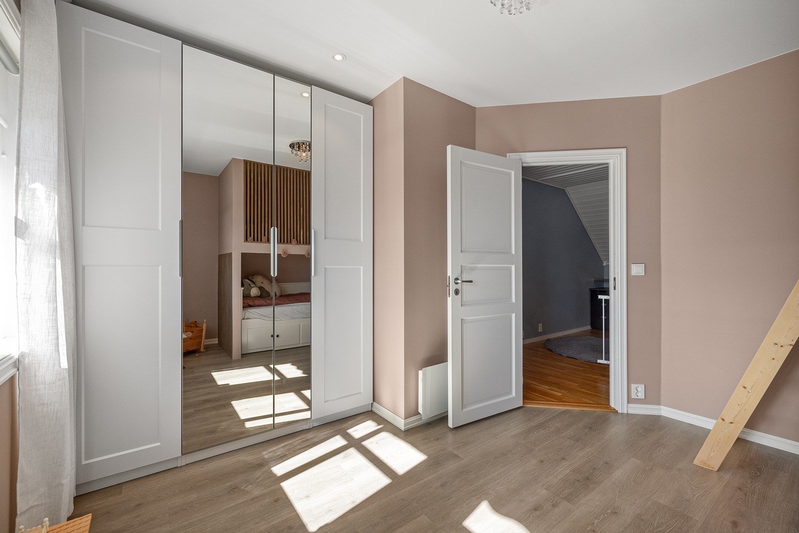 Soverom med stort garderobeskap, hvorav noen fronter med speil. Galleribilde