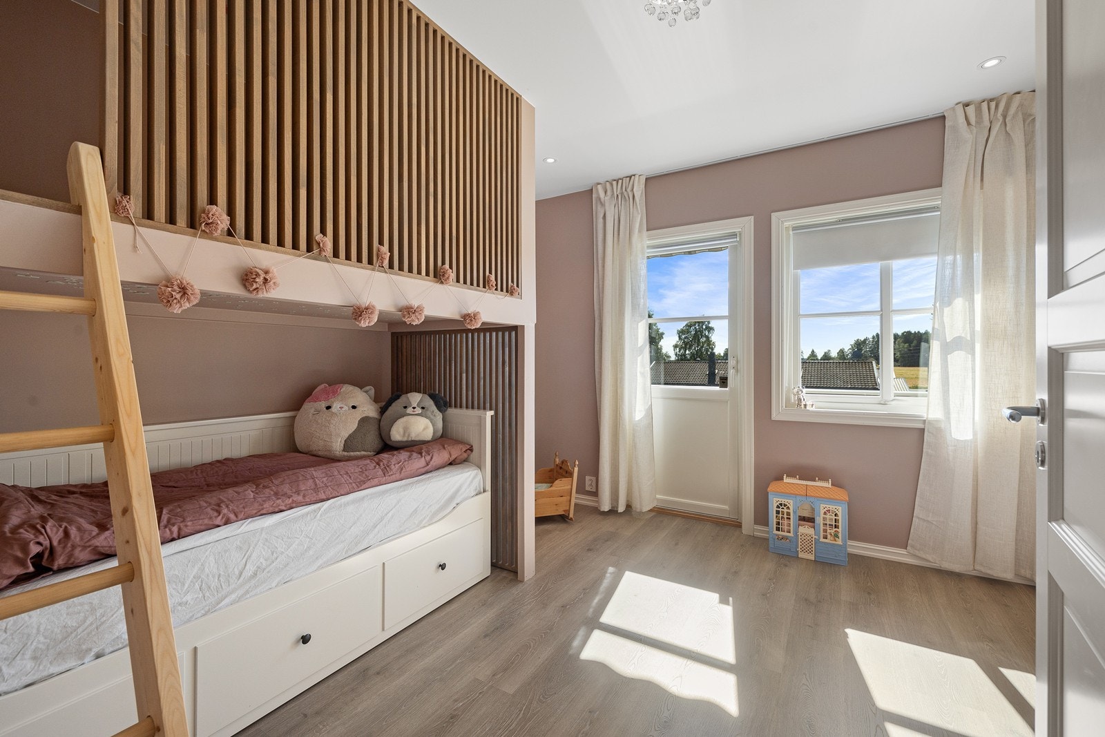 Soverom med utgang til balkong. Galleribilde