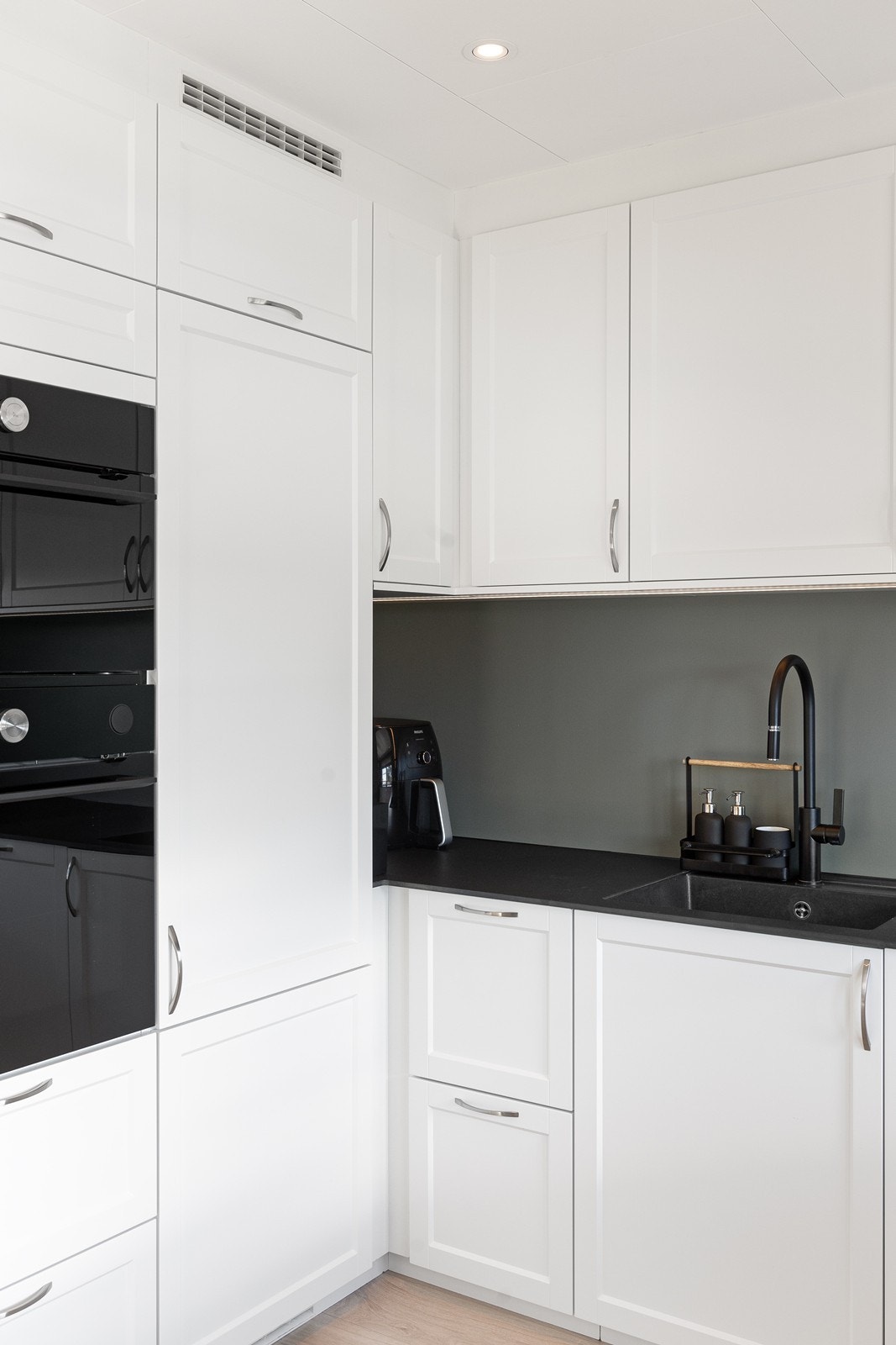 I kjøkkenet er det integrerte hvitevarer, herunder stekeovn, kombinert micro/stekeovn, platetopp, oppvaskmaskin og kjøl- og fryseskap. Galleribilde