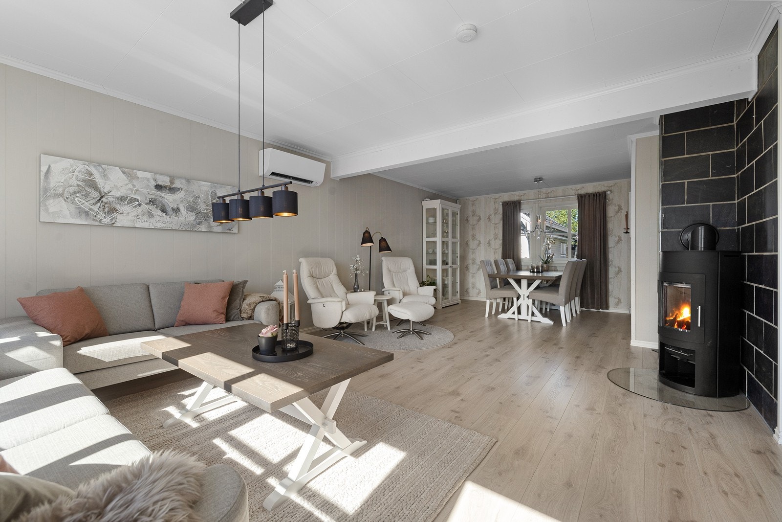 I stuen finner man luft til luft varmepumpe og en delikat peisovn. Galleribilde