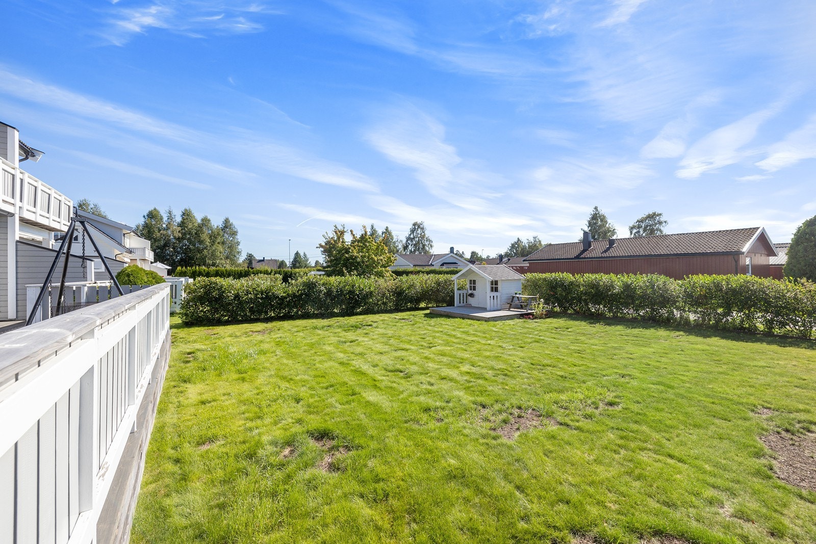 Sjarmerende lekehus i hage. Galleribilde