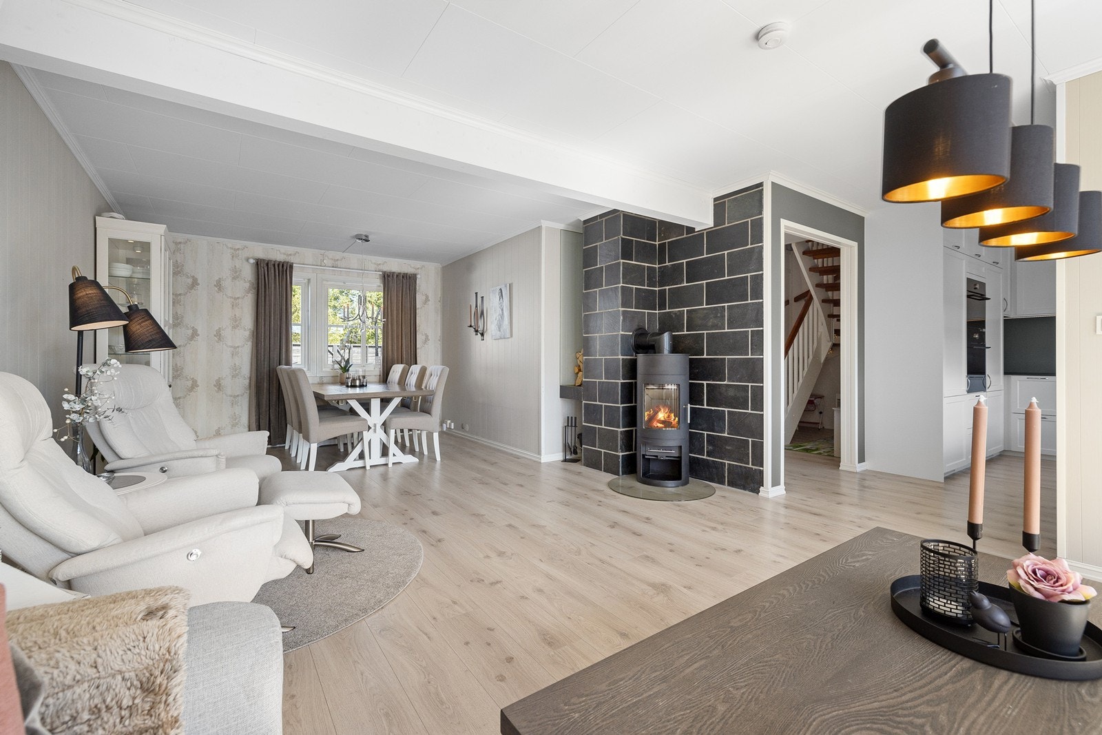 I stuen er det god plass til spisebord og tilhørende stoler. Galleribilde