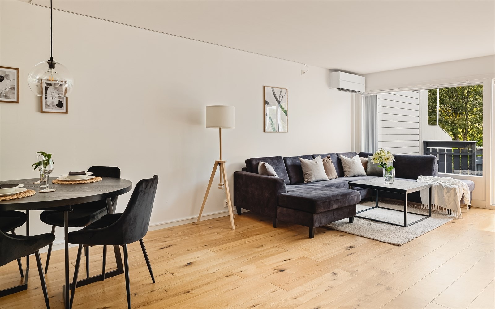 Store vindusflater gir rikelig med naturlig lys. Galleribilde
