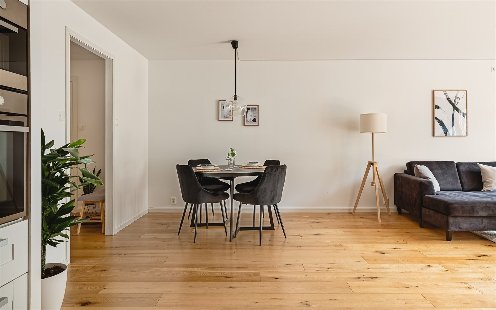 Gulvflater er belagt med parkett. Galleribilde