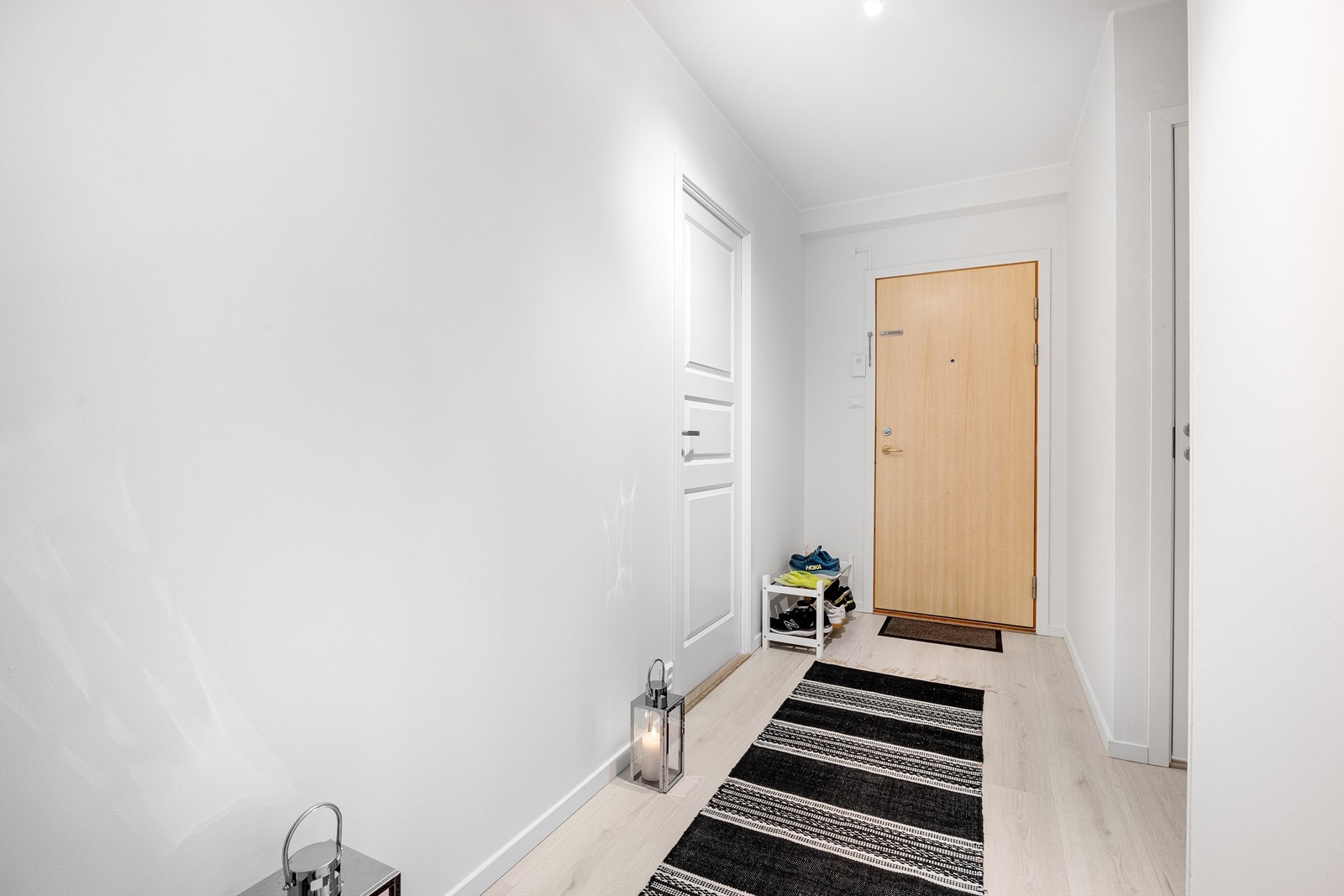 Lys og trivelig gang ønsker deg velkommen inn! Galleribilde