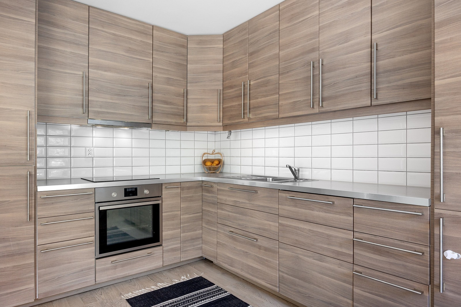 Moderne kjøkken fra 2016 med integrerte hvitevarer Galleribilde