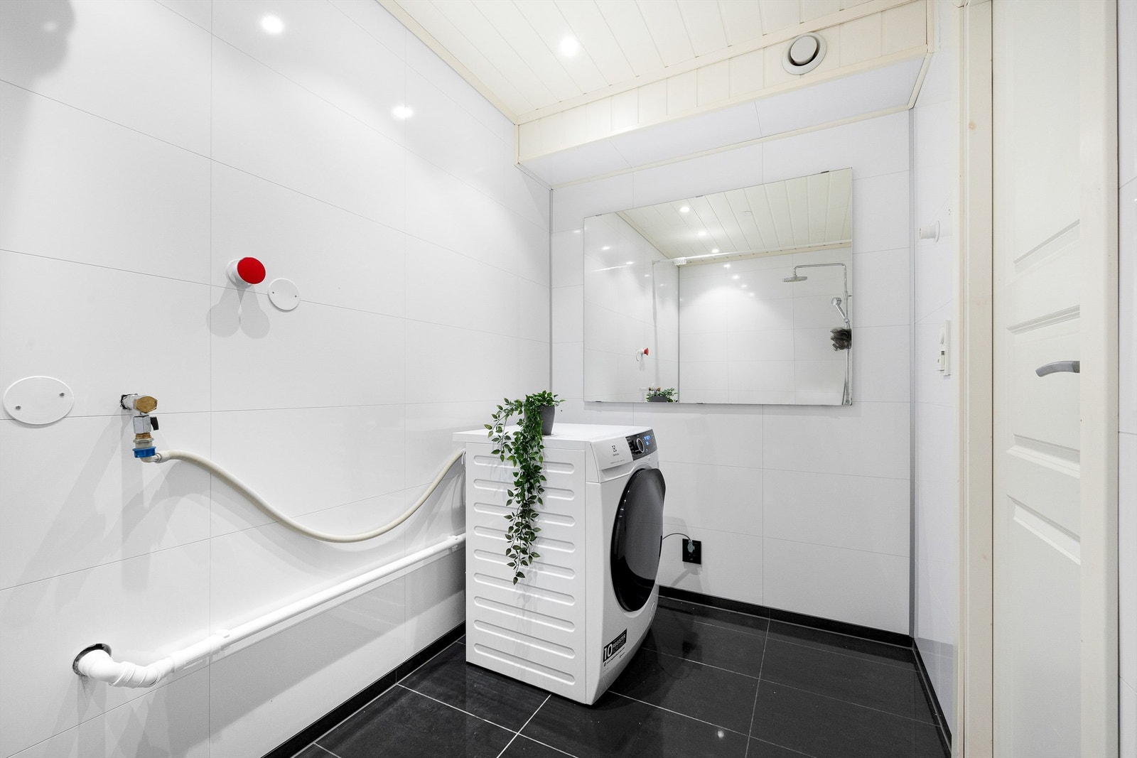 Badet har plass for vaskemaskin Galleribilde