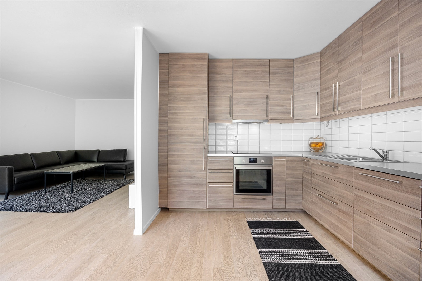 Over 12 kvm. kjøkken med åpen løsning mot stuen Galleribilde