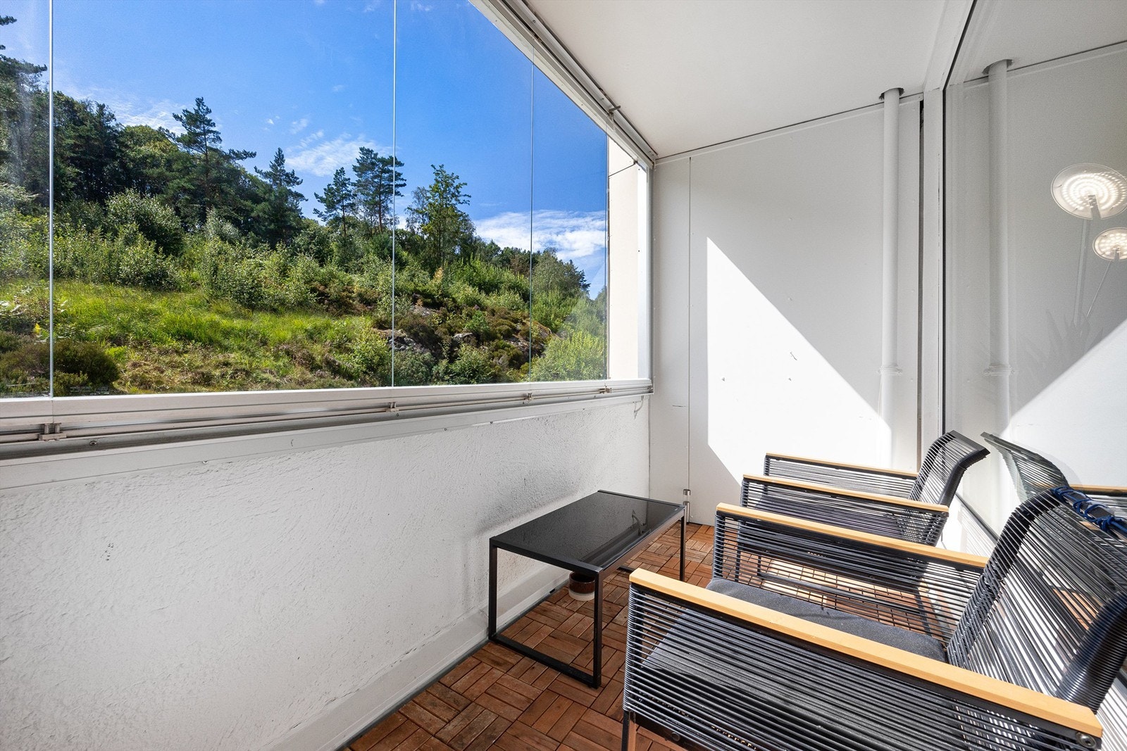 Innglasset balkong med gode solforhold Galleribilde