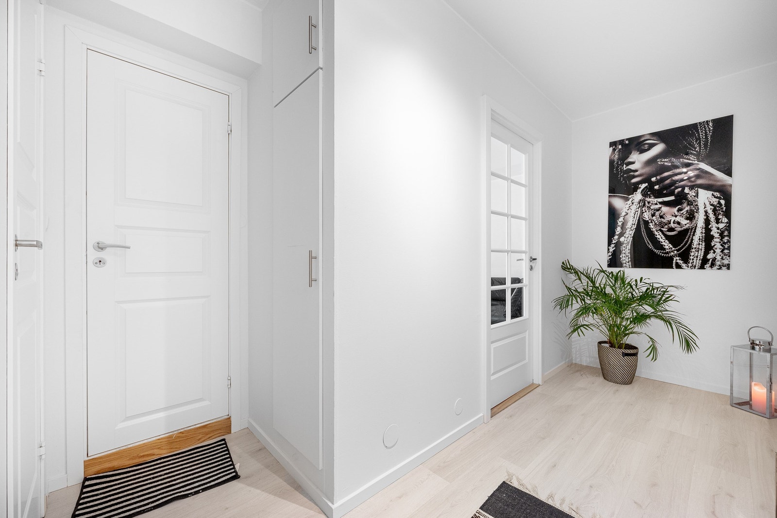 Gangen på 8,5 kvm. har god plass til av- og påkledning av sko og yttertøy Galleribilde