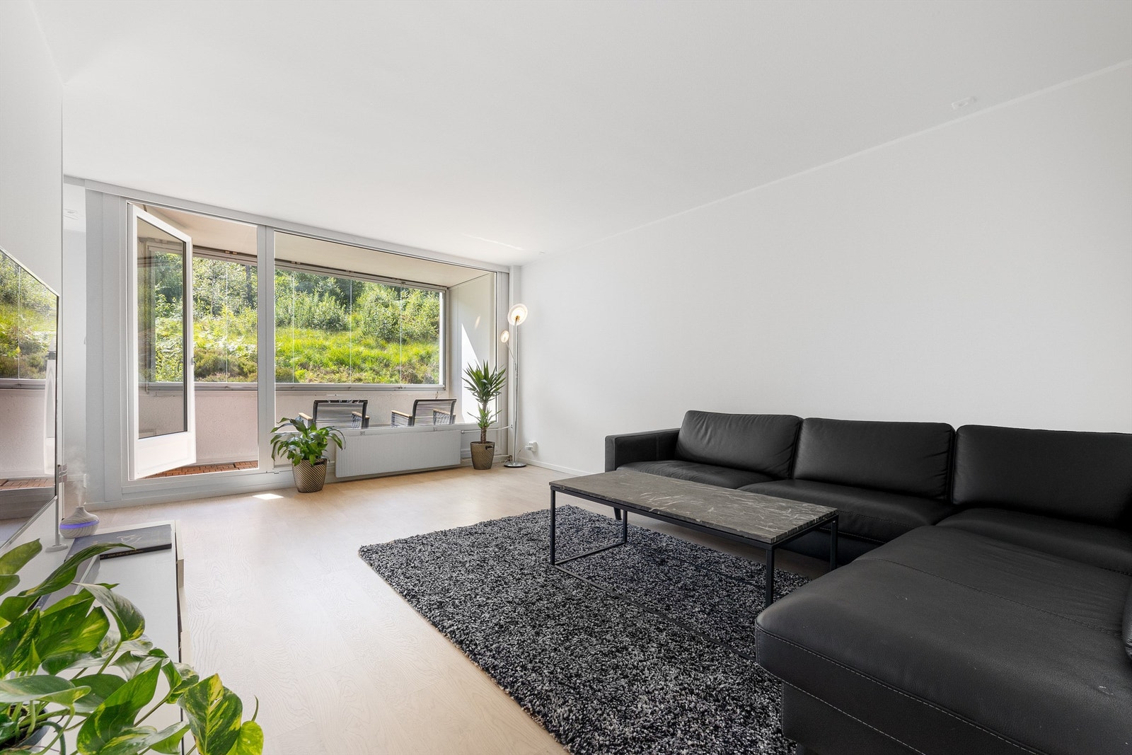 Romslig stue på over 21 kvm. med god gulvplass Galleribilde