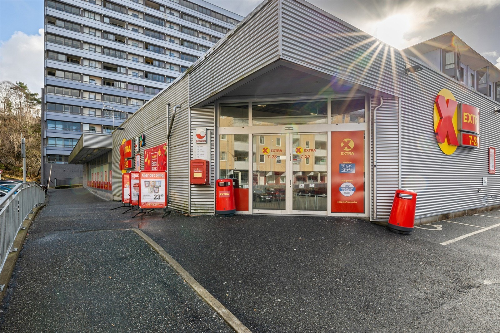 Nærbutikken Coop Extra ligger like ved innkjørselen til borettslaget Galleribilde