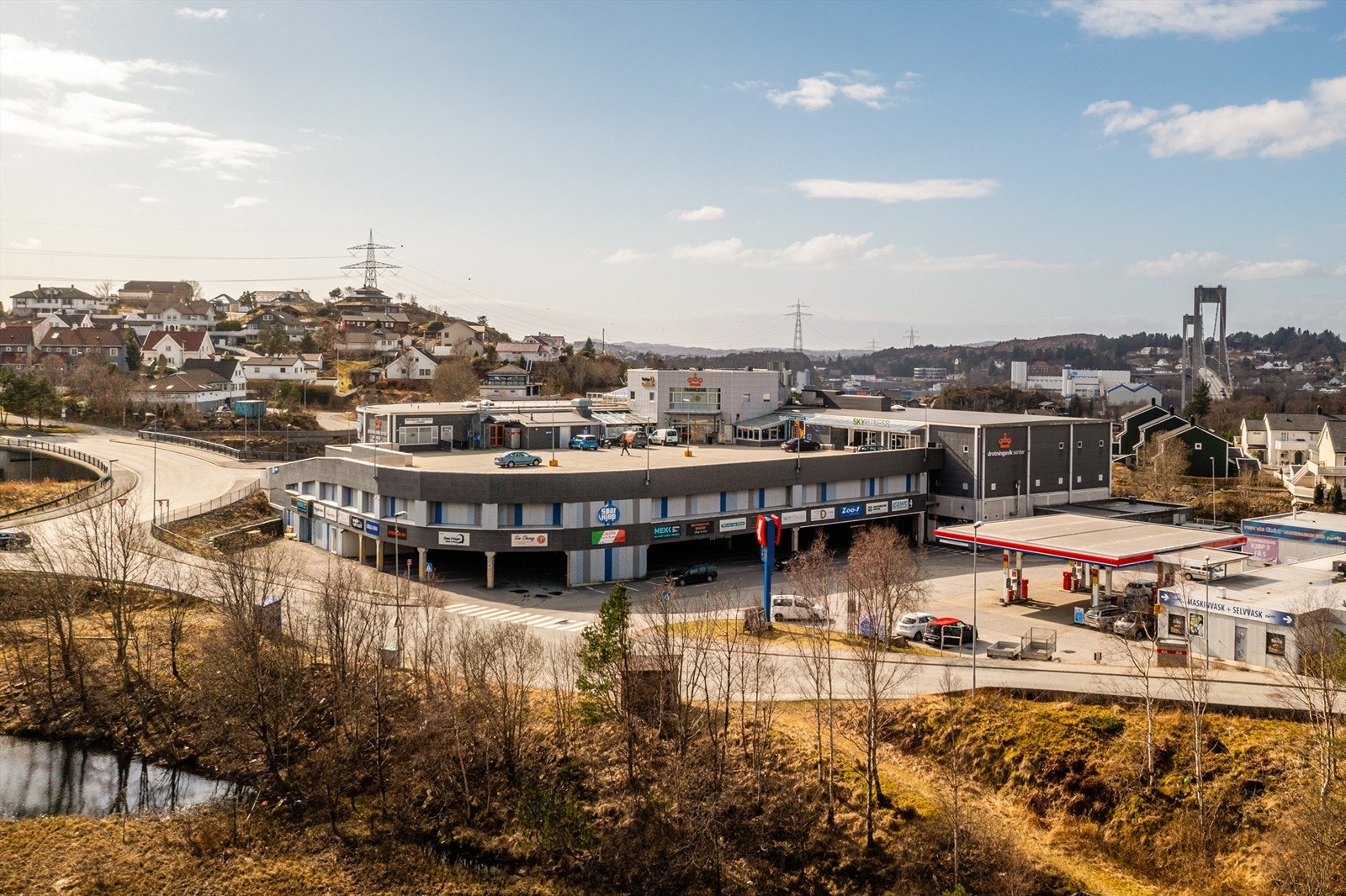 Få min. kjøring til Drotningsvik senter hvor du finner Skeidar, Sparkjøp, Rema 1000, malingsbutikken Flugger mm. Galleribilde
