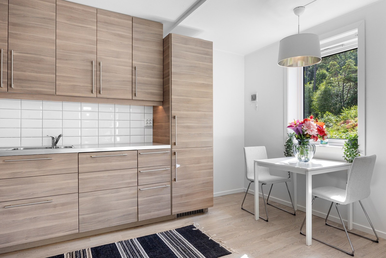 Koselig spiseplass i kjøkken for hverdagens måltider Galleribilde