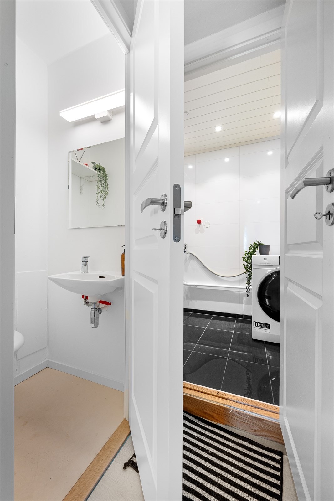 Bad og toalettrom vegg i vegg Galleribilde