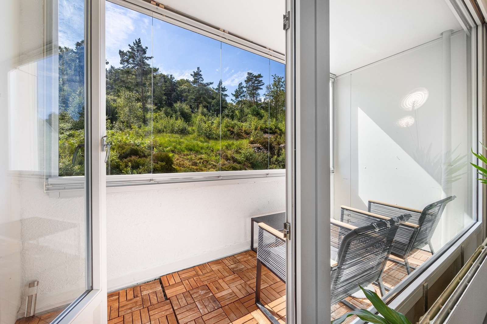 Innglasset balkong i fin forlengelse av stuen Galleribilde