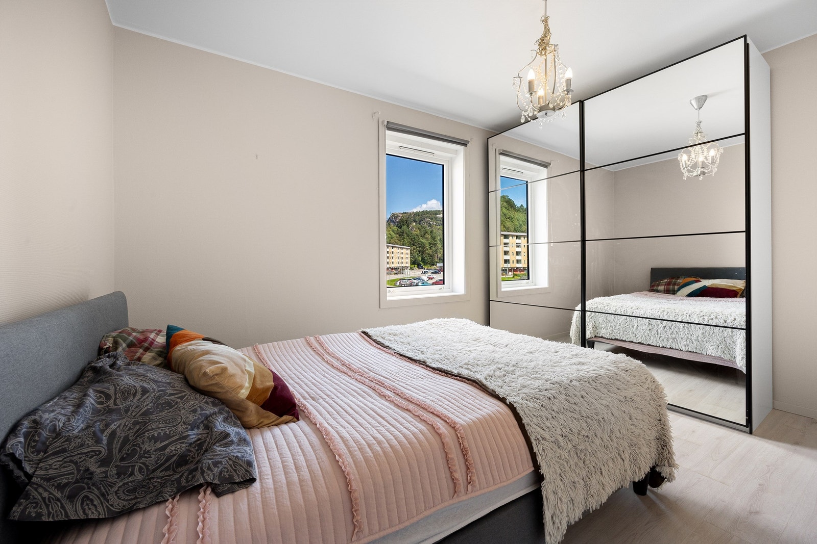 Skyvedørsgarderobe i hovedsoverom Galleribilde