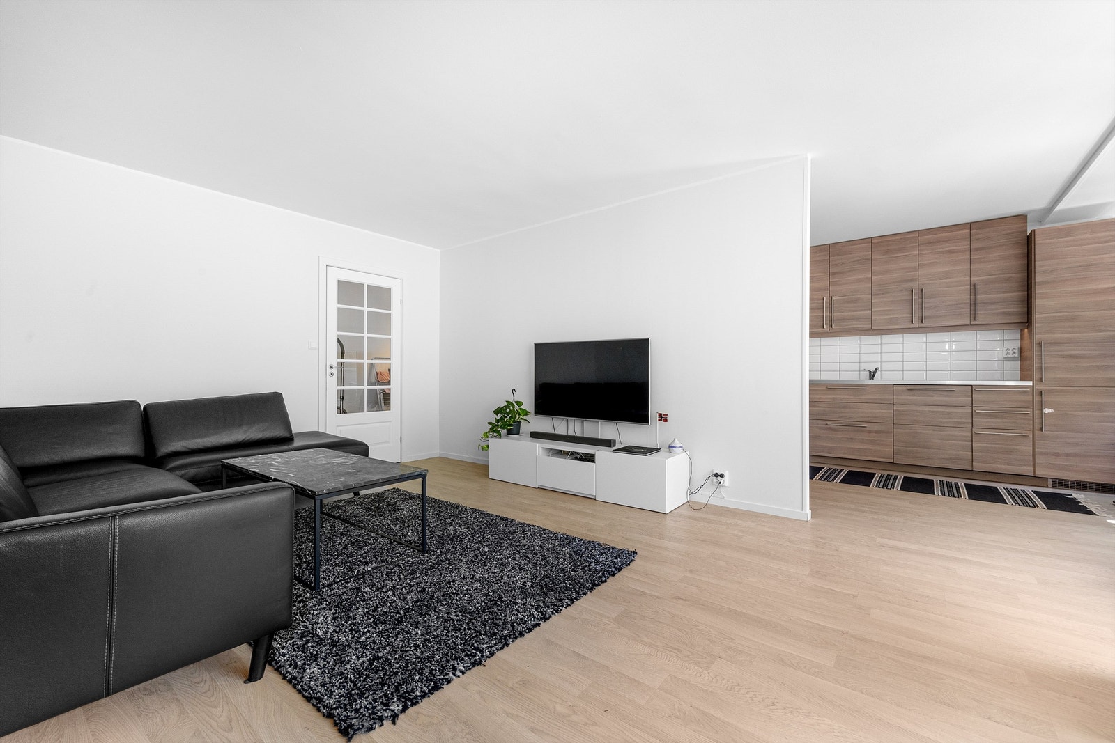 Praktisk løsning med stue og kjøkken vegg i vegg Galleribilde