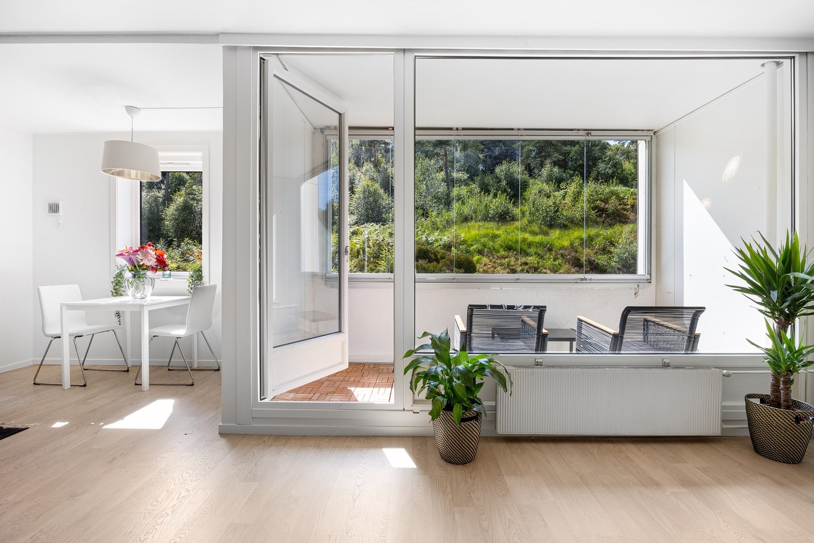 Lys og trivelig stue med godt lysinnslipp Galleribilde