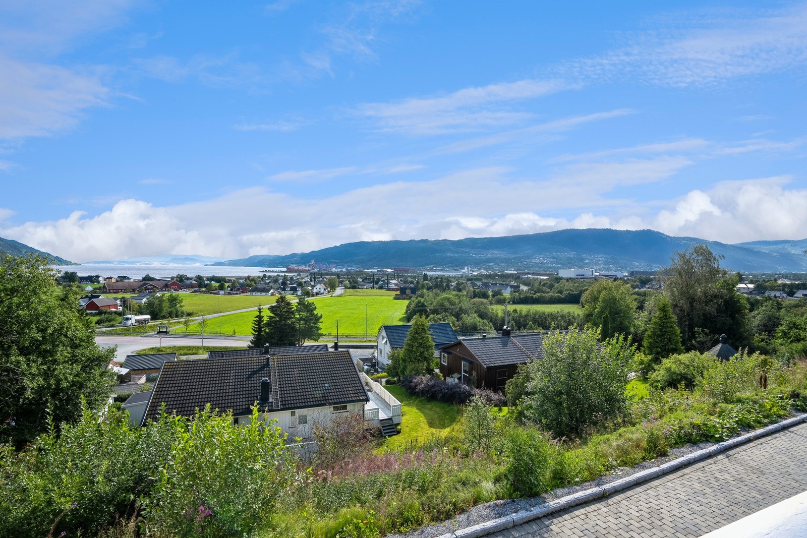 Beliggenheten passer utmerket for familien, nært badeplasser, fritidsaktivteter og flotte turmuligheter i vakker natur. Galleribilde