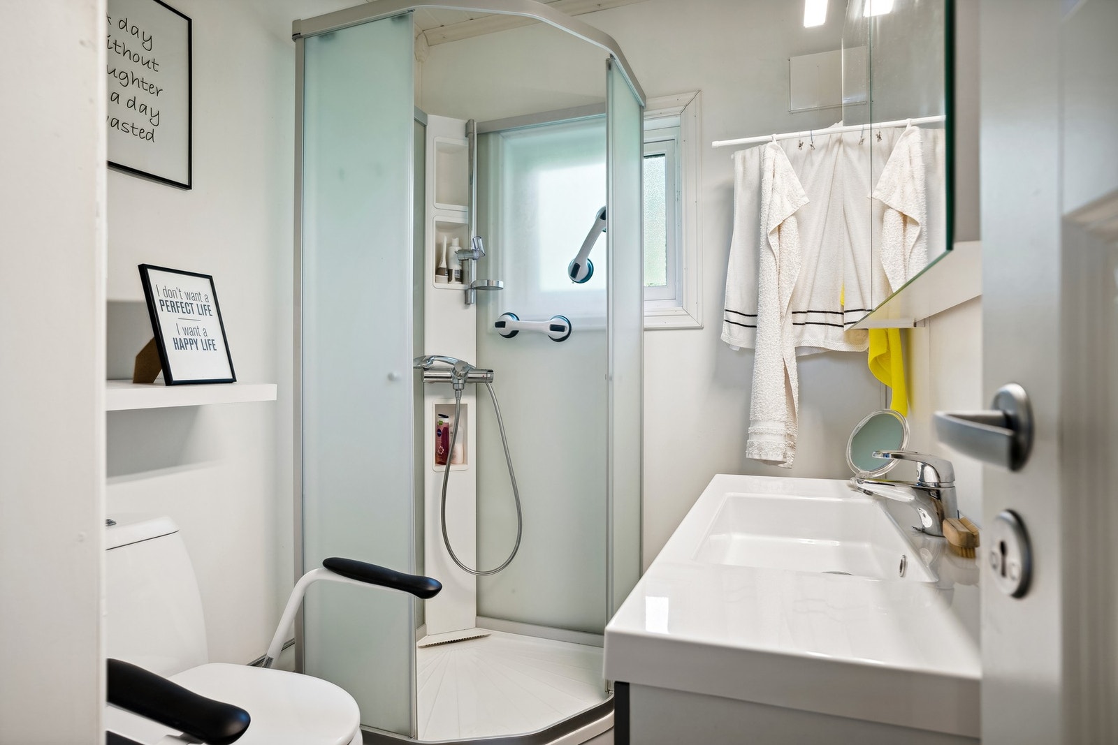 Badet ligger i første etasje, utstyrt med stråleovn og dusjkabinett. Galleribilde