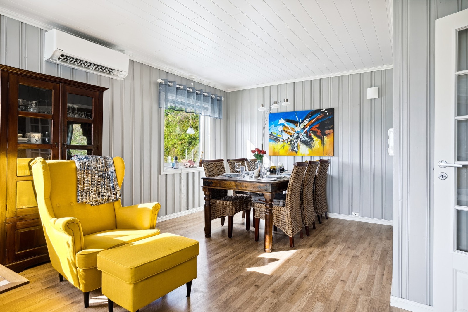 Stuen innredes enkelt med flere sittegrupper i ulike soner. Galleribilde