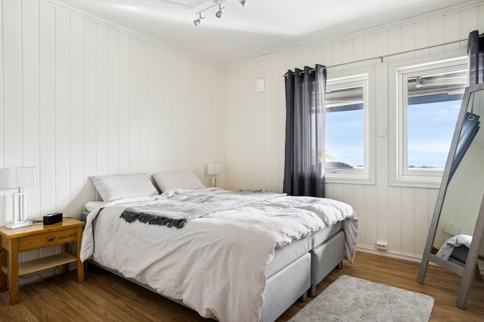 Seks soverom fordeles med tre i hver etasje, og på hovedsoverommet oppe våkner man til nydelig fjordutsikt. Galleribilde