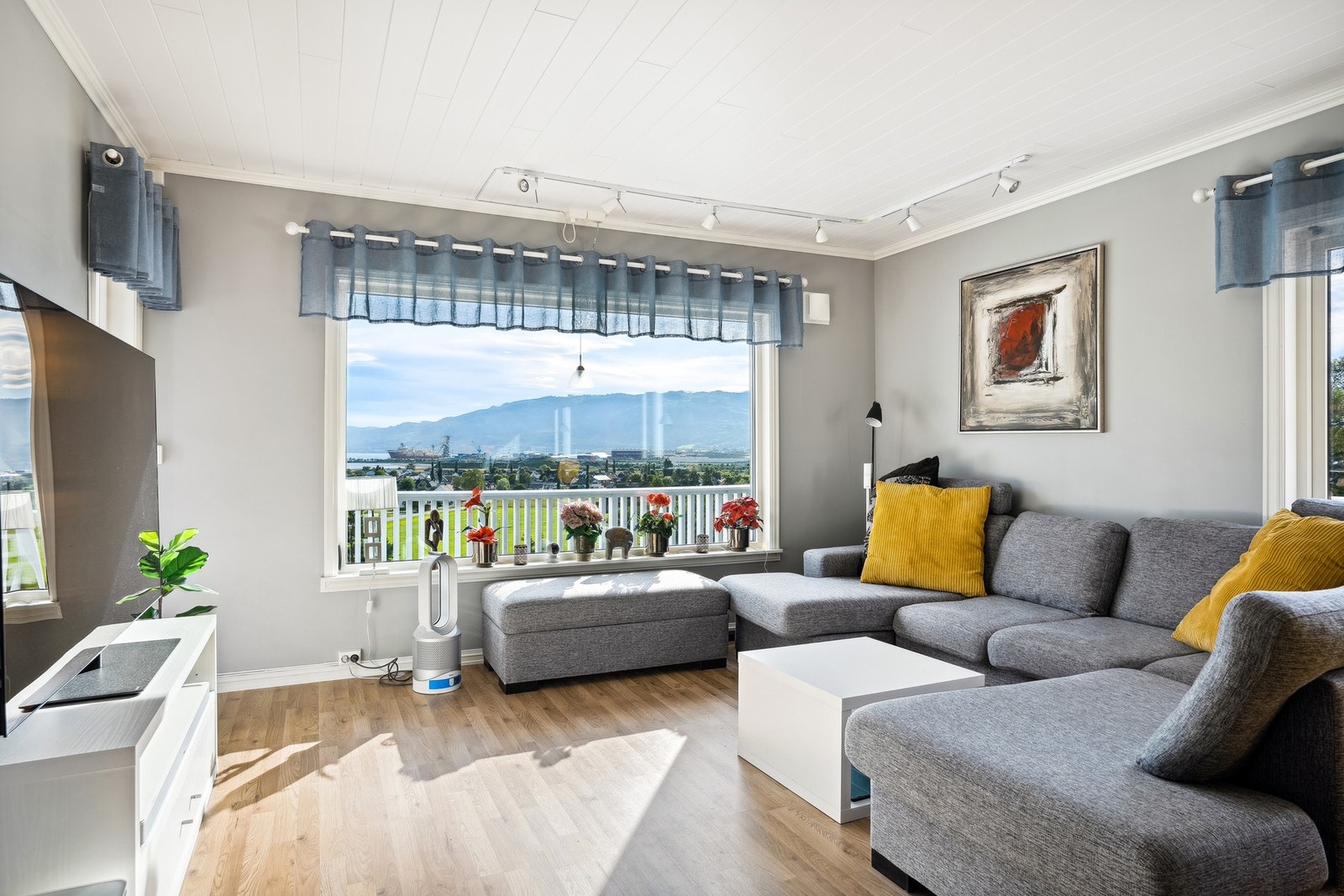 Stuen er et innbydende oppholdsrom med gode lys- og utsiktsforhold via vinduer i to retninger. Galleribilde