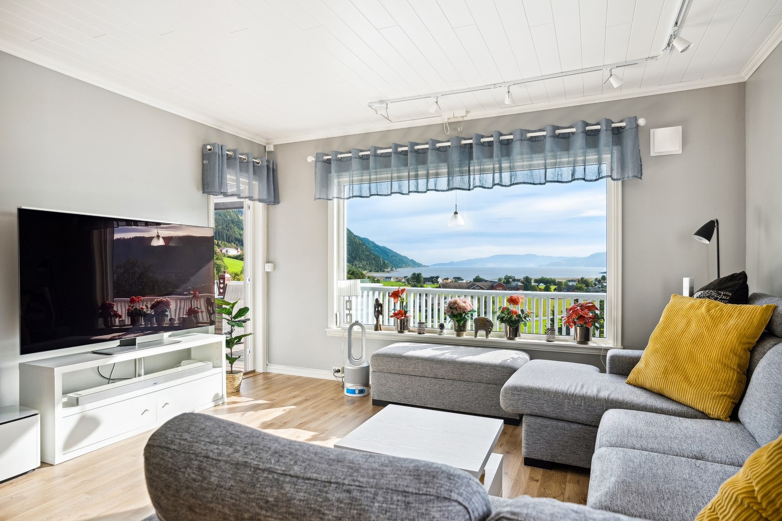 Sett deg godt til rette i sofakroken og sku utover det naturskjønne landskapet. Galleribilde