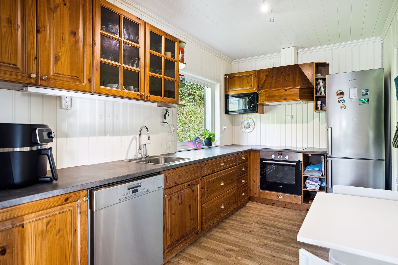 Om ønskelig er det rom for en hyggelig, liten spiseplass på kjøkkenet, perfekt for rolige morgenstunder med kaffekoppen. Galleribilde