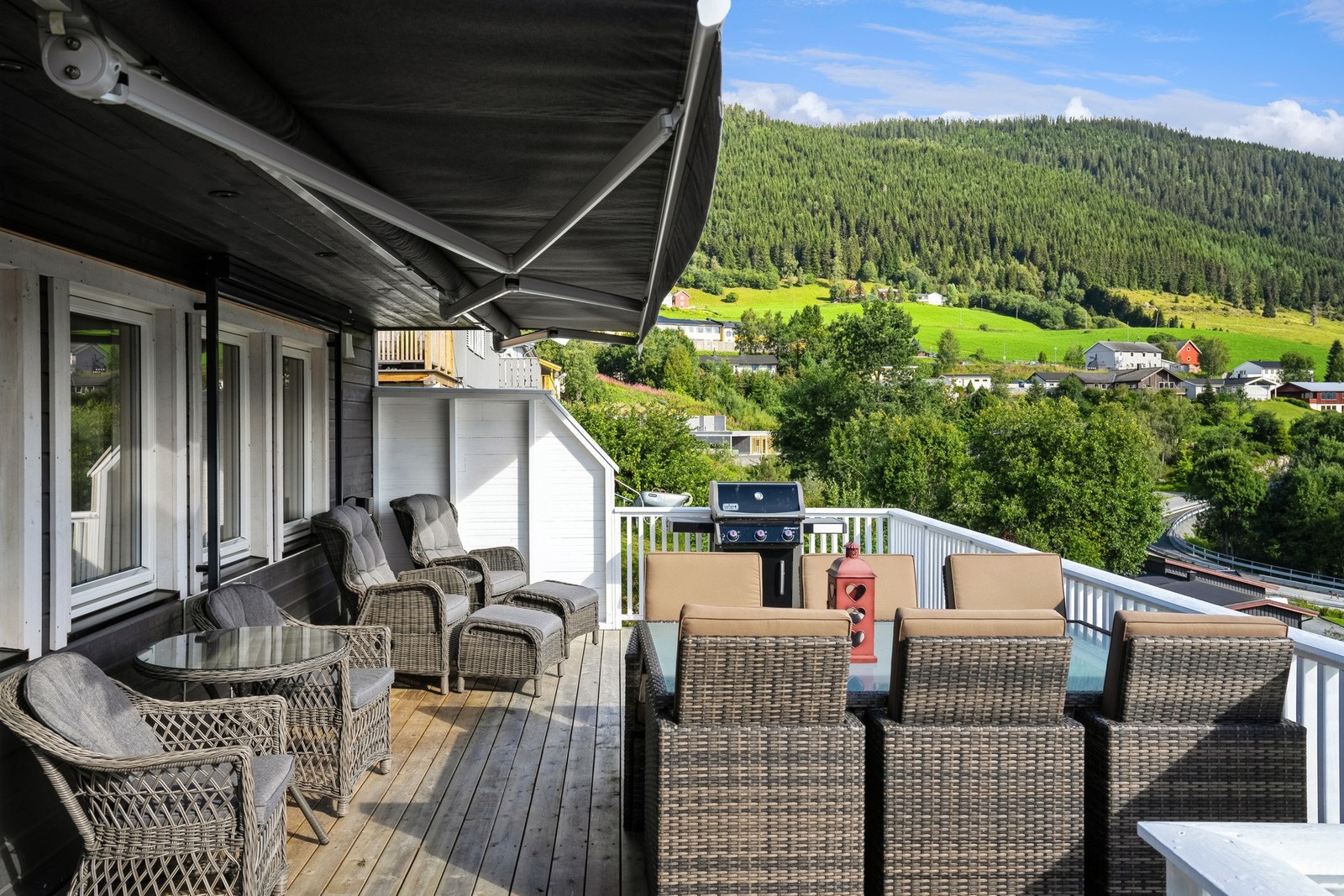 Terrassen ligger utenfor stuen og har et samlet areal på ca. 46 kvm. Galleribilde