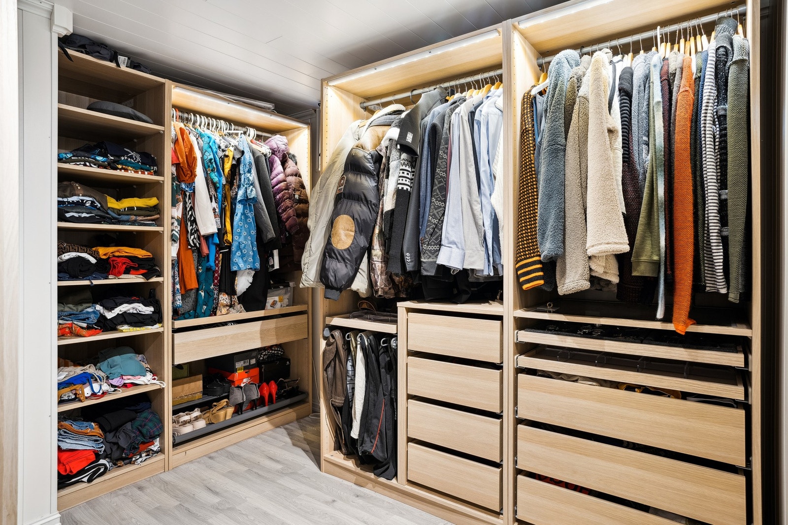 Tilliggende gangen finner man to praktiske boder - perfekte for oppbevaring av yttertøy og diverse utstyr. Galleribilde