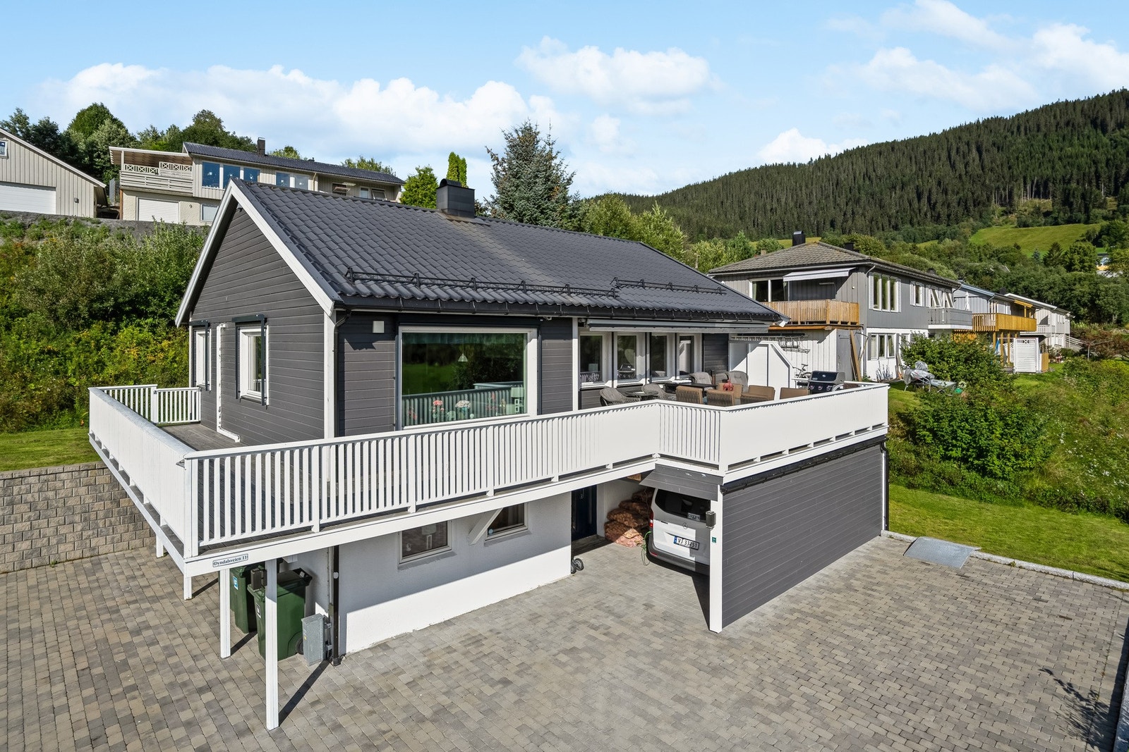 Eiendomsmegler 1 v/ Sindre Belsås har gleden av å presentere denne flott familieboligen med fantastisk sjøutsikt! Galleribilde