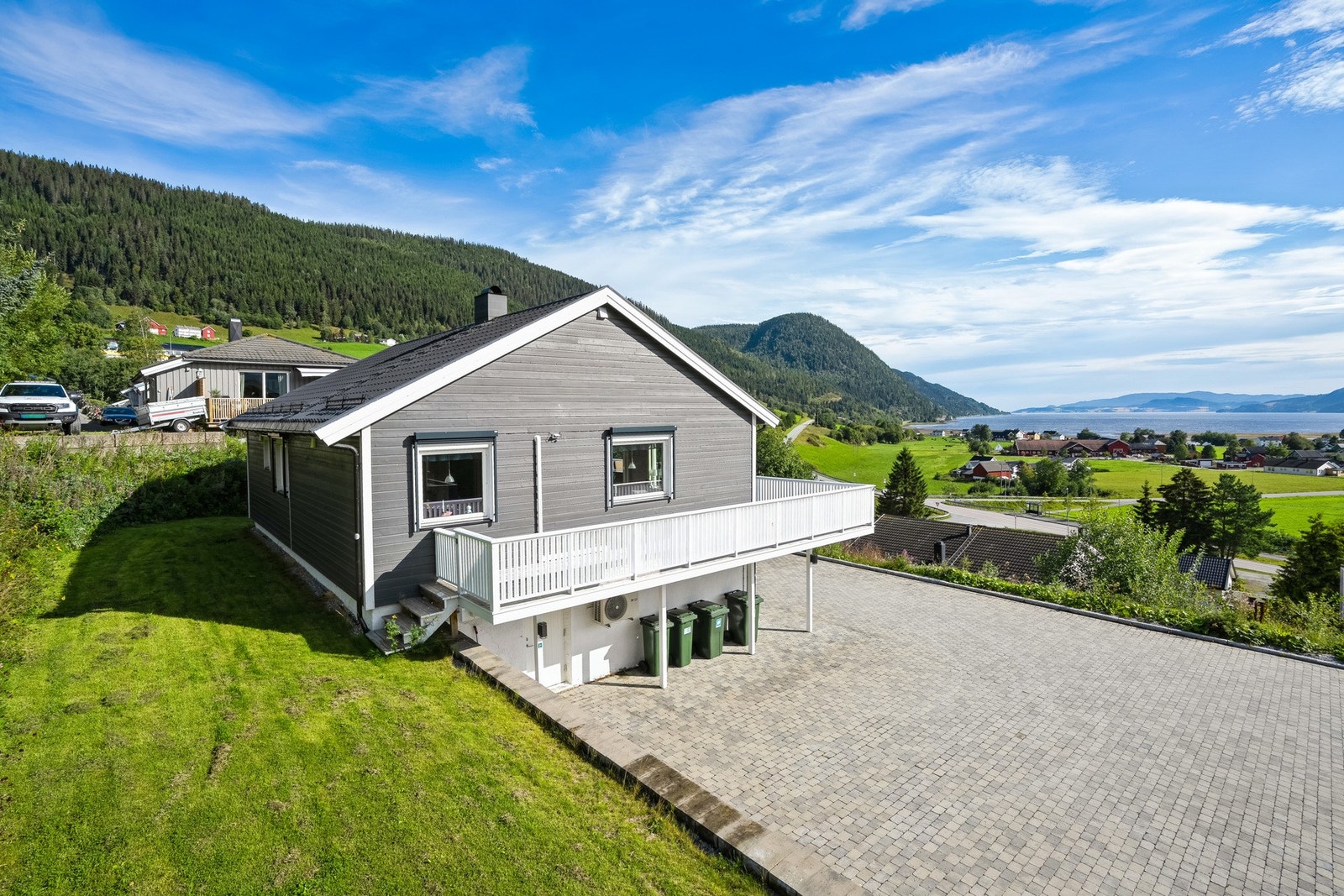 Parkeringsforholdene er gode; i en carport ved inngangen og på en stor gårdsplass med belegningsstein. Galleribilde